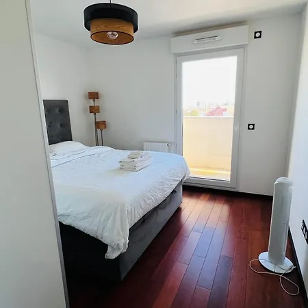 Apartment Peaceful And Cosy Flat With Secured Free Parking And Balcony *