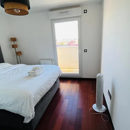 Peaceful And Cosy Flat With Secured Free Parking And Balcony