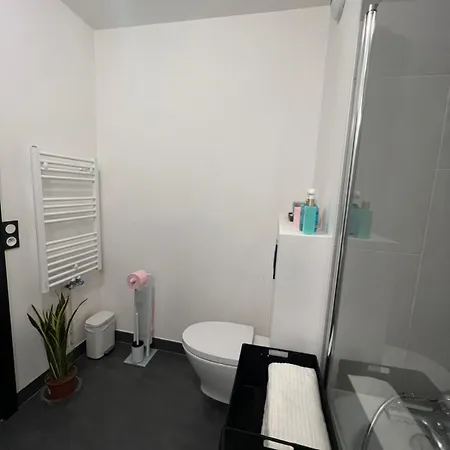 Peaceful And Cosy Flat With Secured Free Parking And Balcony Apartment *