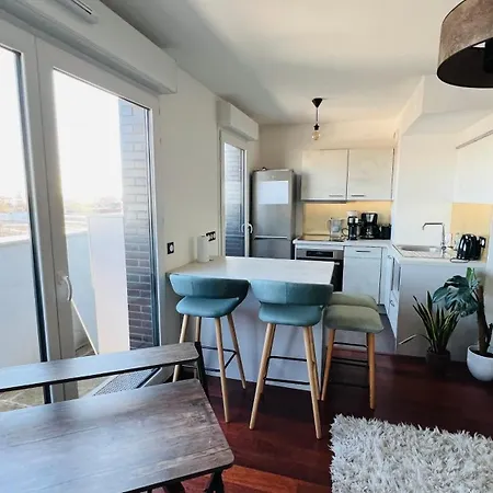 Peaceful And Cosy Flat With Secured Free Parking And Balcony Romainville