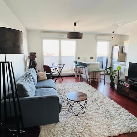 Peaceful And Cosy Flat With Secured Free Parking And Balcony
