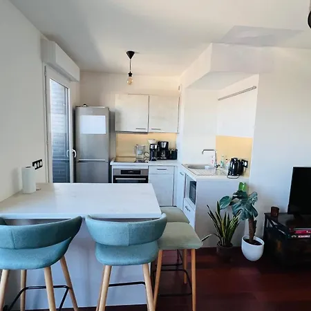 Peaceful And Cosy Flat With Secured Free Parking And Balcony Apartment Romainville