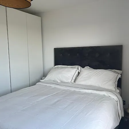 Peaceful And Cosy Flat With Secured Free Parking And Balcony Romainville