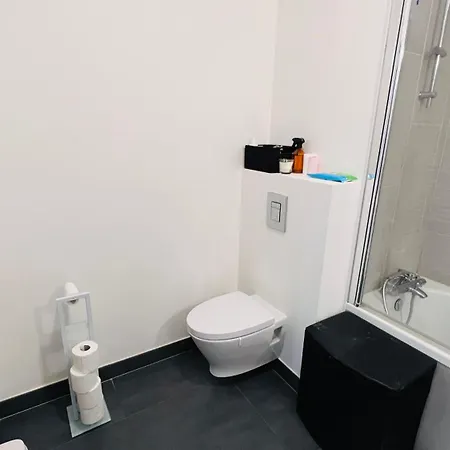 Apartment Peaceful And Cosy Flat With Secured Free Parking And Balcony *