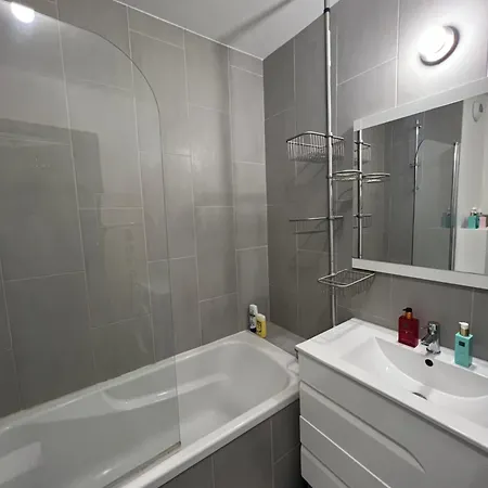 Apartment Peaceful And Cosy Flat With Secured Free Parking And Balcony *