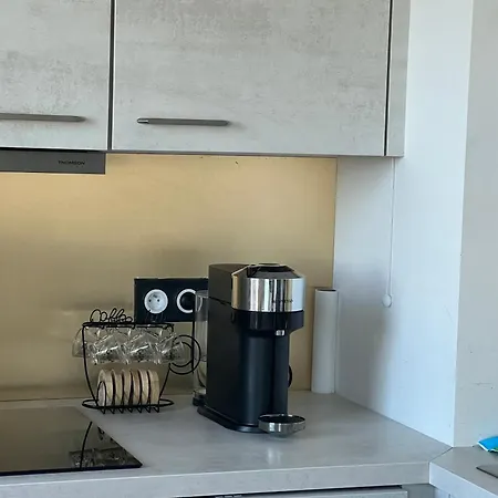 Peaceful And Cosy Flat With Secured Free Parking And Balcony *