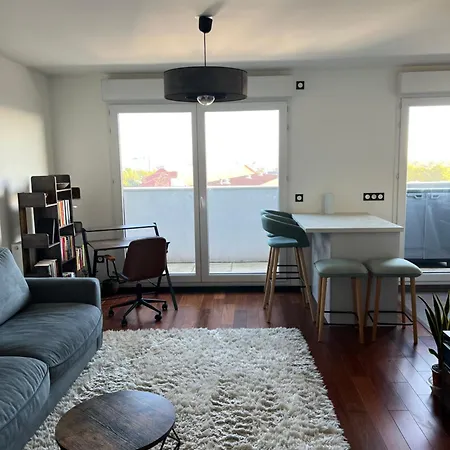 Apartment Peaceful And Cosy Flat With Secured Free Parking And Balcony